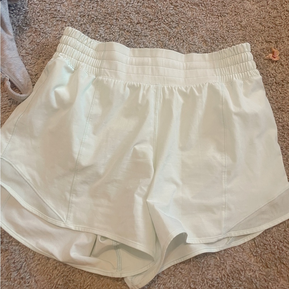 Lululemon 4 inch hotty hots women sz 6